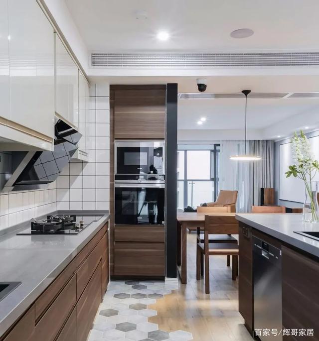 如果厨房空间够用,定做一个高柜吧,让你家厨房好用又高大上!