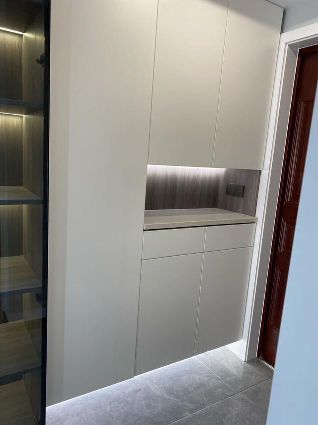 看了她家新房才知道,木工师傅手工打的柜子很漂亮,堪比全屋定制