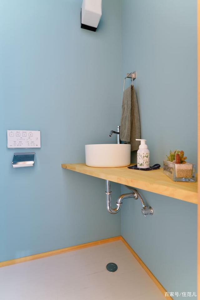 用浅蓝+原木搭出绝佳配色,木头树屋还能有四大功能!