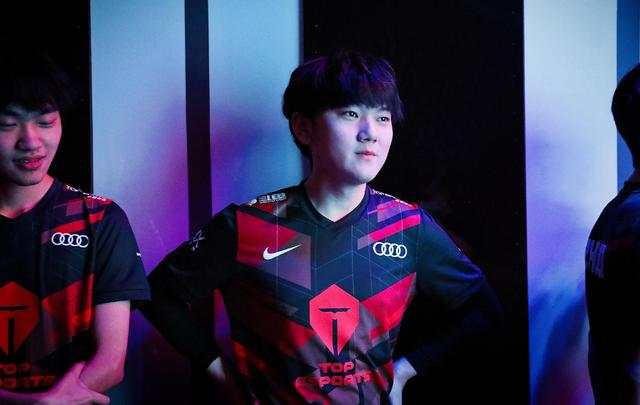 手游慢慢_今年世界赛TES希望不大了 左手一人状态在线 下场打RNG不被看好