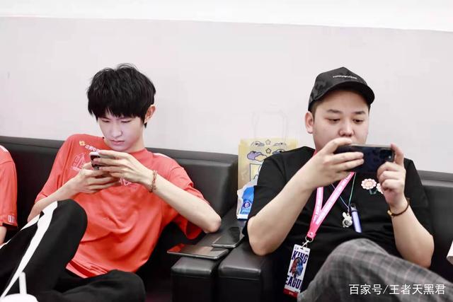 王者天黑君_AG给六点六道歉 运营信玄学伤了六哥的心 扣除当月全部绩效