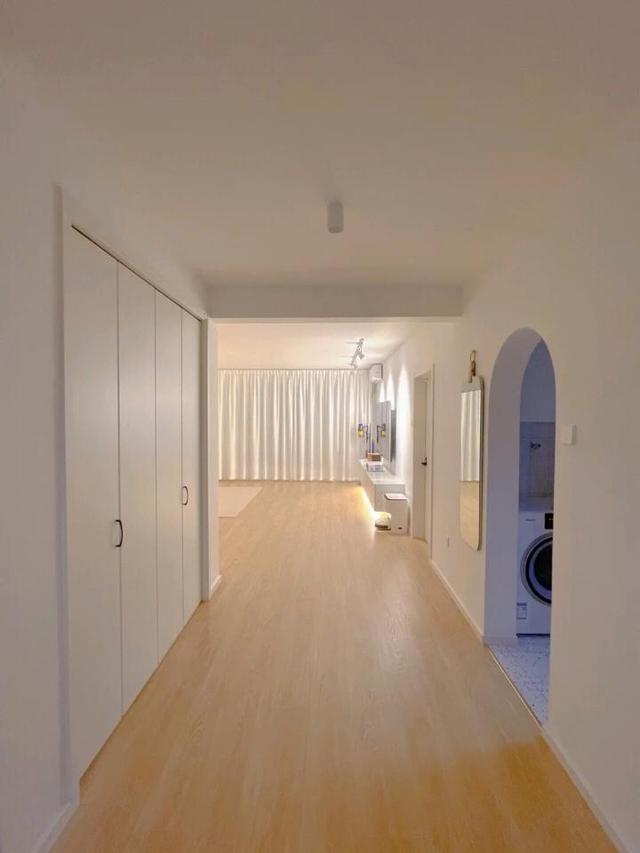 屋主为了给孩子更多玩耍的空间,整个客厅“空无一物”,太暖了