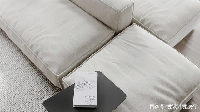 带有"新古典细节"的微妙灰色调装饰