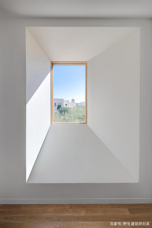 沙漠中的住宅:外表封闭、内部开放,一个关于光影的家居空间。