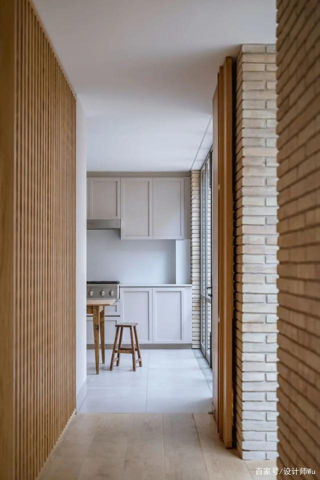 465㎡复式住宅,白色黏土砖与原木摩擦出自然风韵的火花