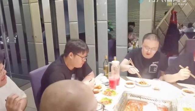 涛咪电竞_PDD深夜晒美食拉仇恨 凌晨4点直播吃涮锅 老粉的点评格外真实