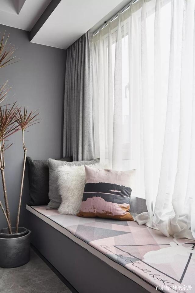 参观邻居的89㎡两居,灰色调客厅点缀烟粉色装饰太迷人了,晒晒!