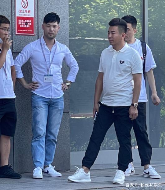 粉丝邦娱乐_与舞帝利哥师徒情断 小白龙鞠躬致谢YY看重 否认签署线下合同?