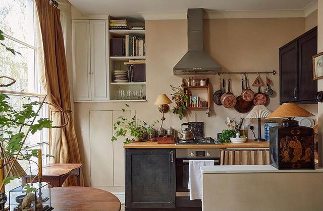 住房龄100多年的公寓,装修复古不显老,暖棕色调有气质,会着迷