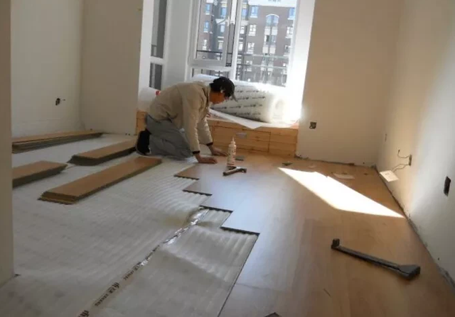 装地板和瓷砖哪个成本高?工人不愿说的秘密,我来给你答案!