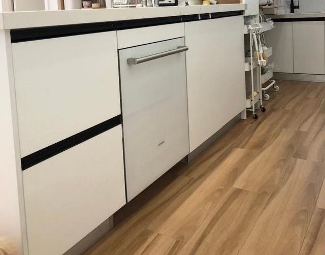 深圳一位屋主家的厨房,那真叫一个美观又实用,看完忍不住晒晒!