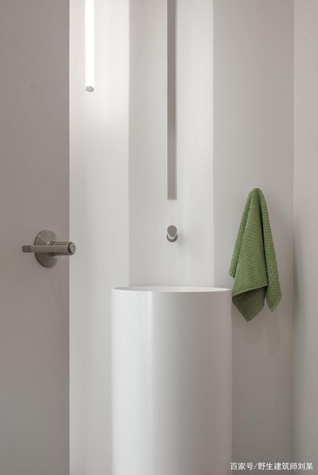 沙漠中的住宅:外表封闭、内部开放,一个关于光影的家居空间。