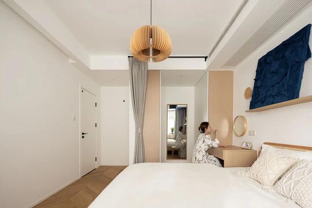 85㎡两居室，客厅和阳台用吧台隔断，灰+白+木色打造的日式风格