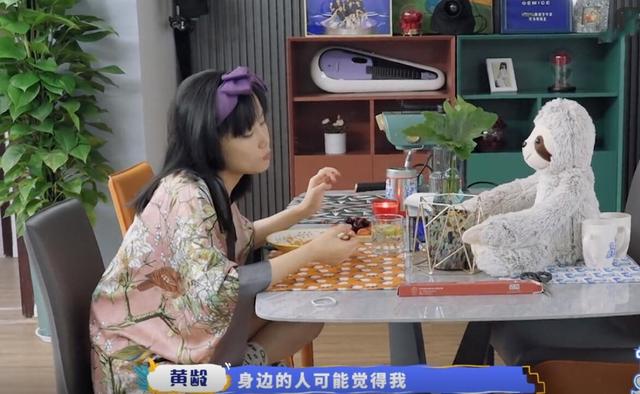 张柏芝上节目被曝上海新家,装修朴素淡雅,中厨+西厨成最大亮点