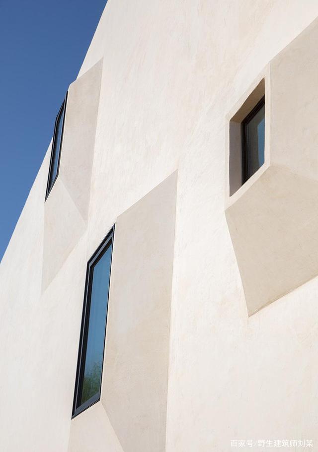 沙漠中的住宅:外表封闭、内部开放,一个关于光影的家居空间。