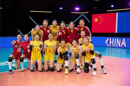 [新民晚报]世联赛中国女排完胜荷兰队 郎平第三局为何雪藏朱婷？
